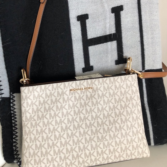 Michael Kors Handbags - Michael Kors Trisha Crossbody